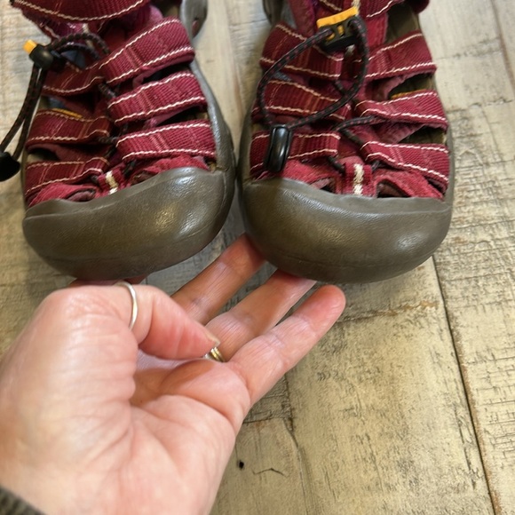 KEEN KIDS OUTDOOR BURGUNDY SANDALS SIZE 2 - Picture 2 of 10